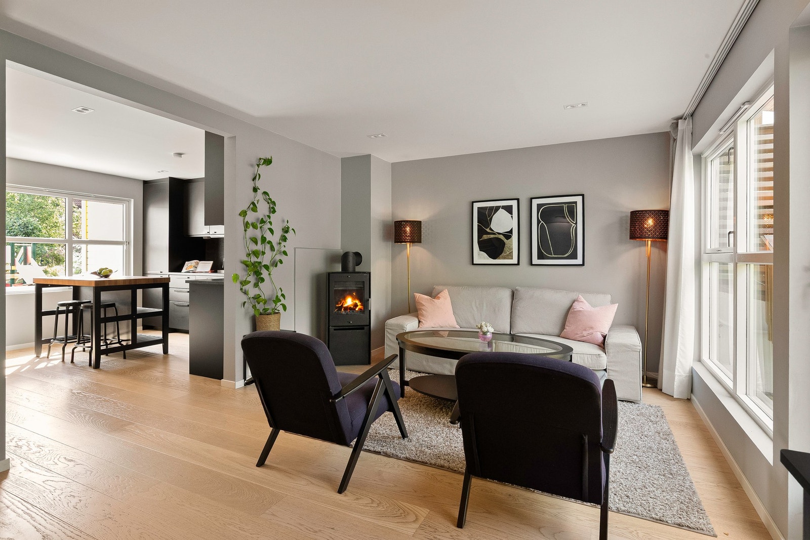 Boligen har fine 1-stavs parkettgulv med varme i hele 1. etg. Galleribilde