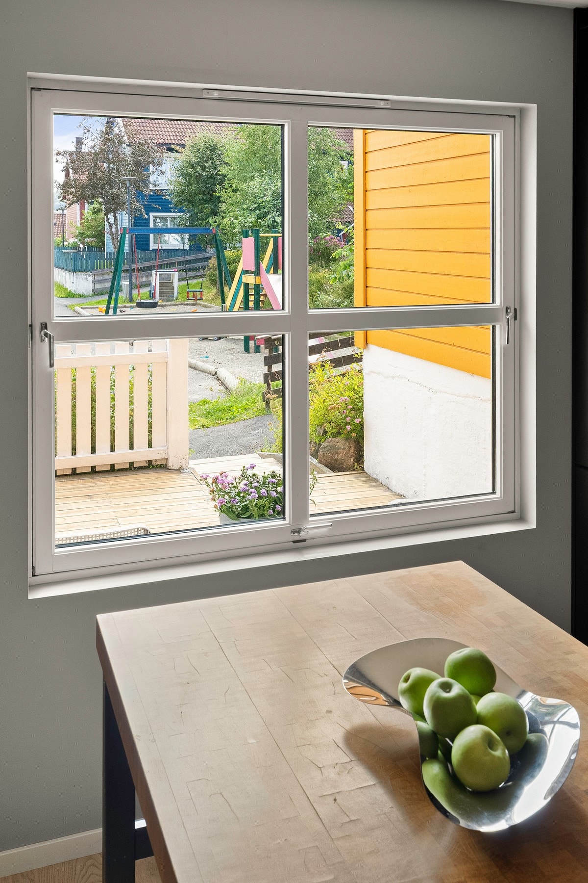 Fra kjøkkenet er det hyggelig og praktisk utsyn til lekeplassen Galleribilde