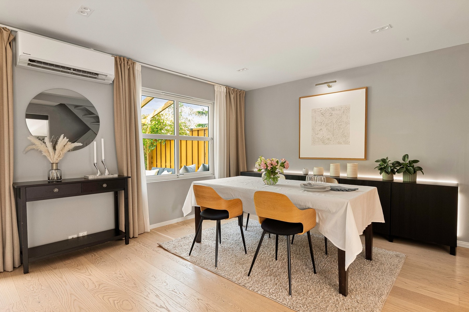 I stuen er det godt plass til spisestue med tilhørende møbler Galleribilde