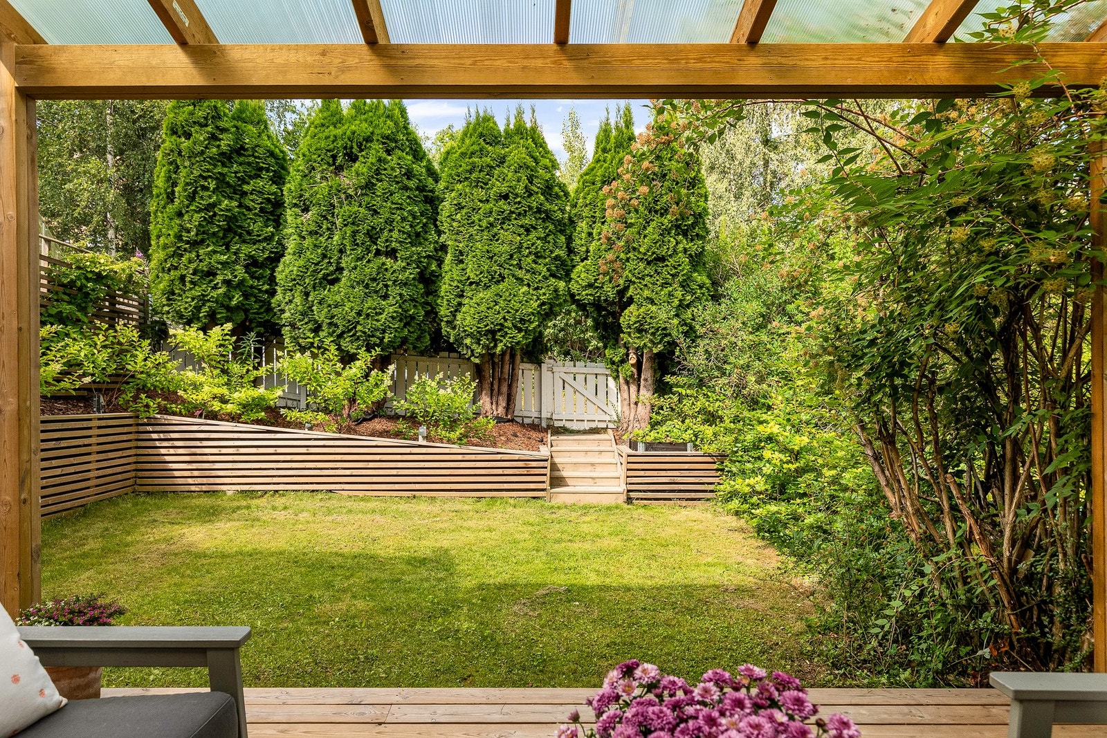 Fra hagen er det fin trapp opp og port i gjerdet Galleribilde