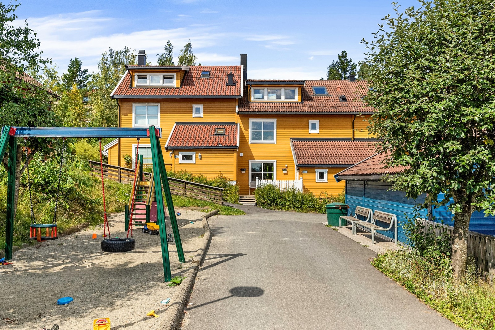 Rekkehuset er endel av et barnevennlig tun med kort vei til lekeplass Galleribilde