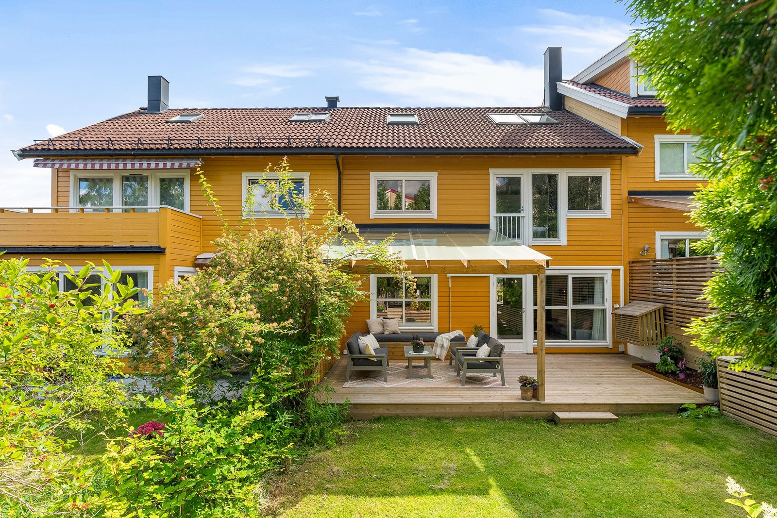 Meget tiltalende rekkehus med barnevennlig hage på hyggelig tun Galleribilde