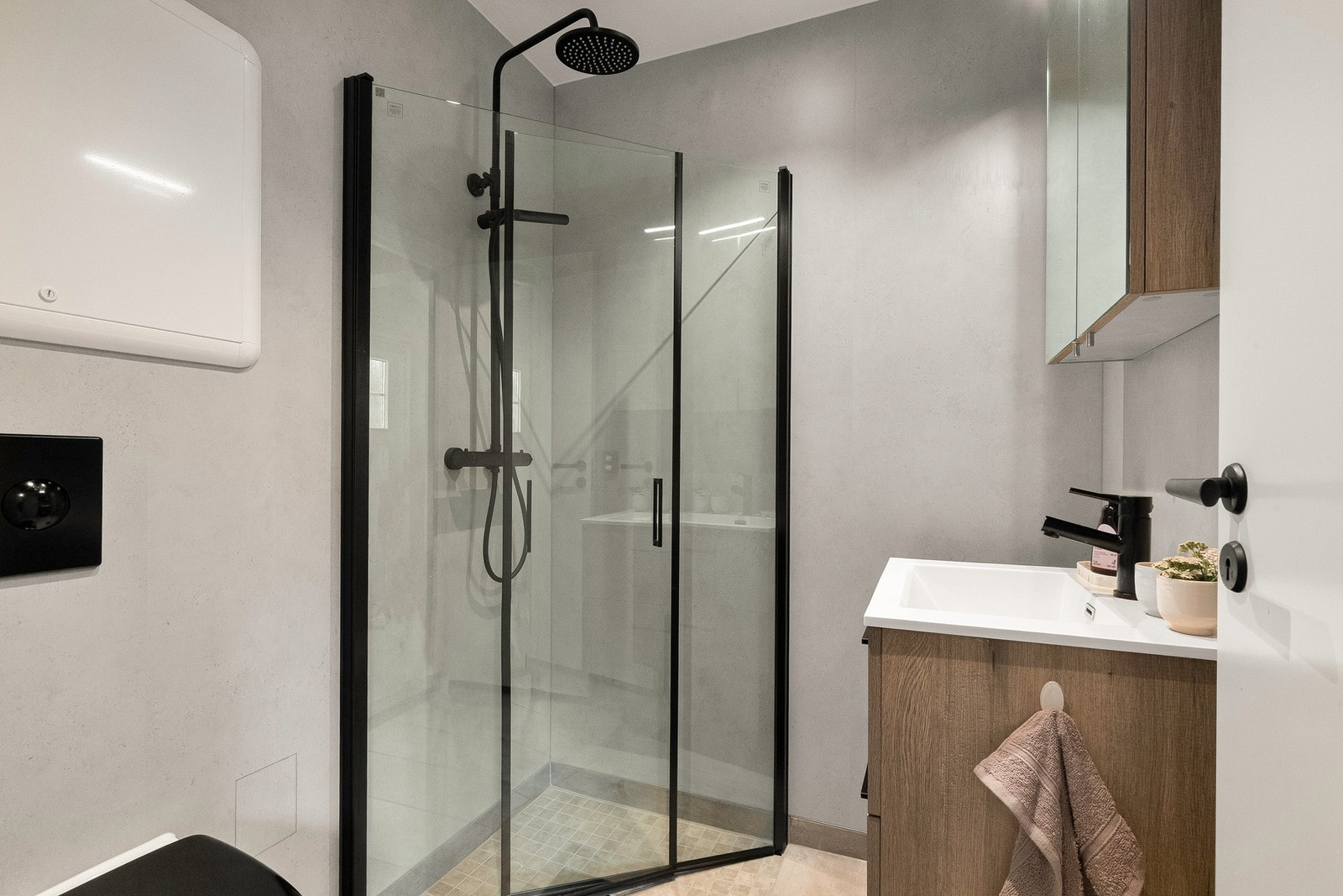 Badet i 1.etg er fra 2020 og har dusj, vegghengt toalett og flser med varmekabler på gulv Galleribilde