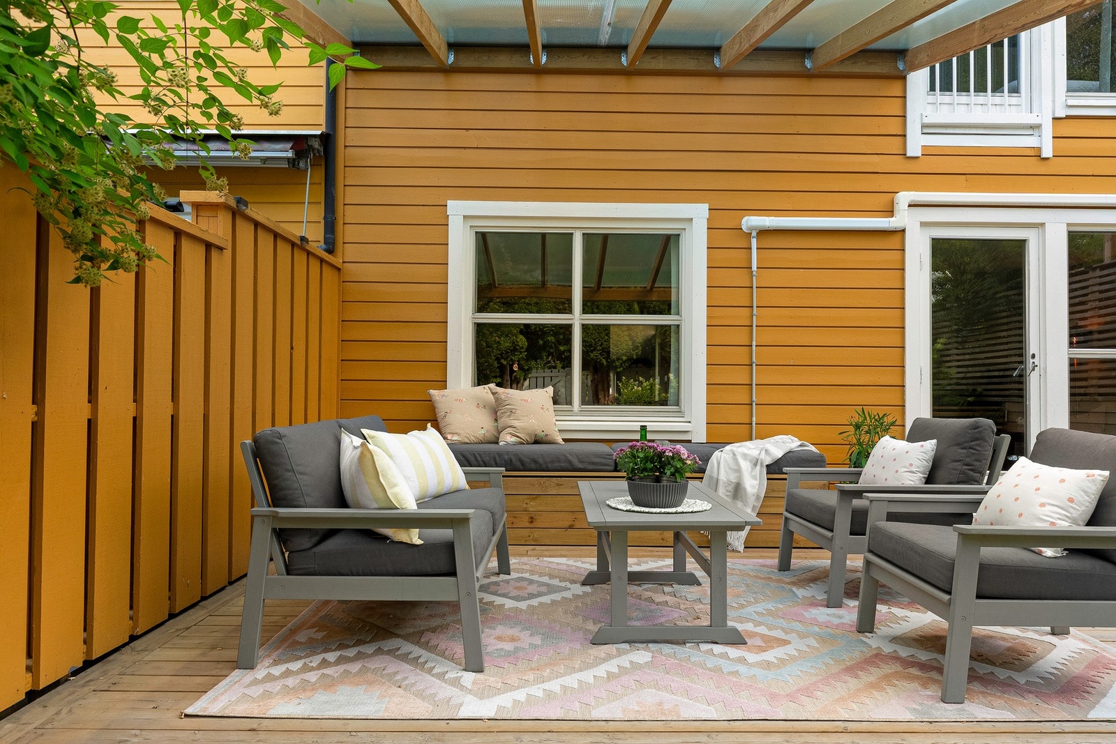 Terrassen og hagen har plass til flere oppholdssoner Galleribilde