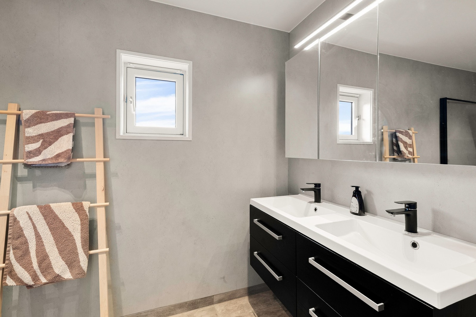 Bad i 2. etg renovert i 2020. Lite vindu gir mye naturlig lys Galleribilde