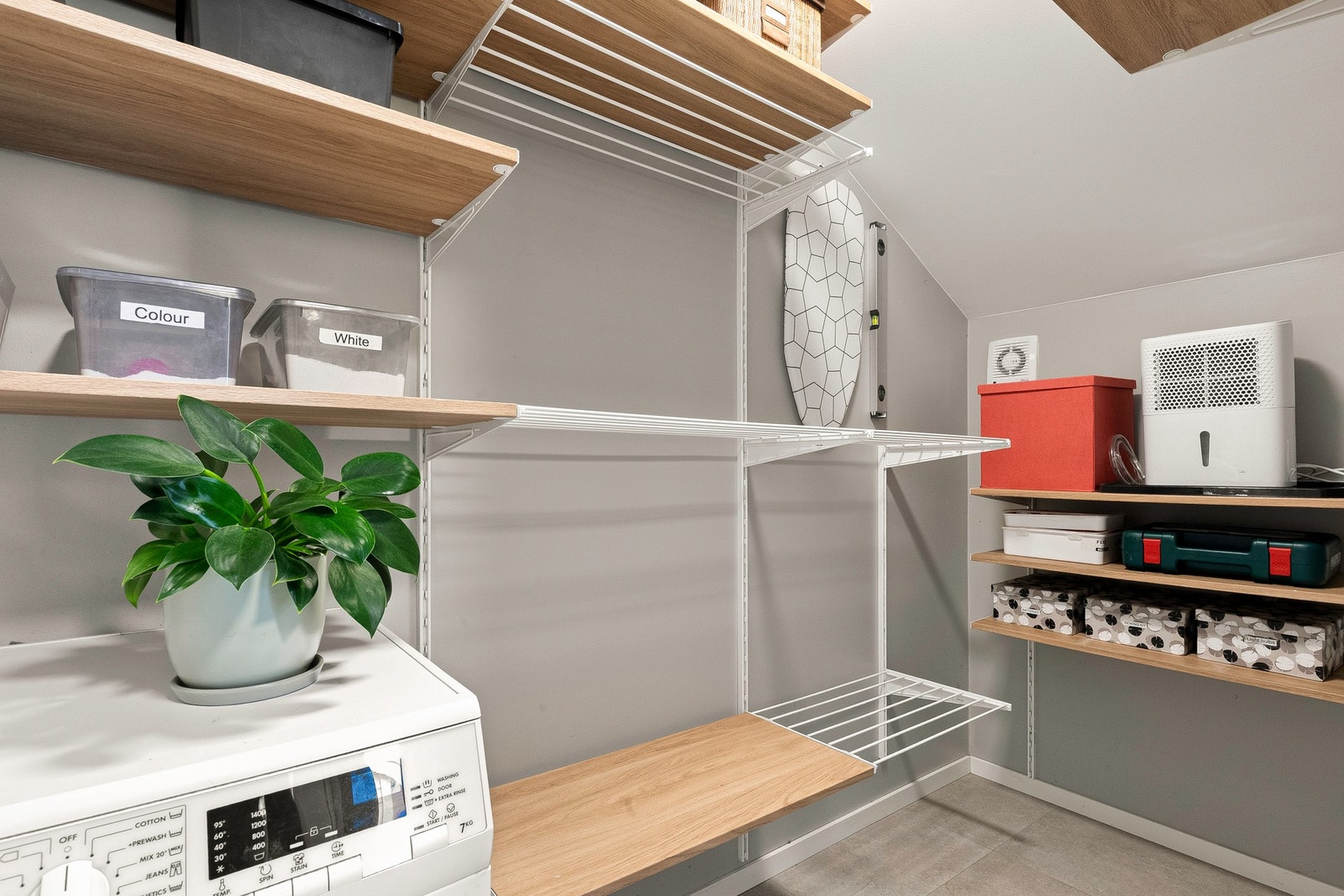 Ved entren er det en praktisk bod med opplegg for vaskemaskin. Galleribilde