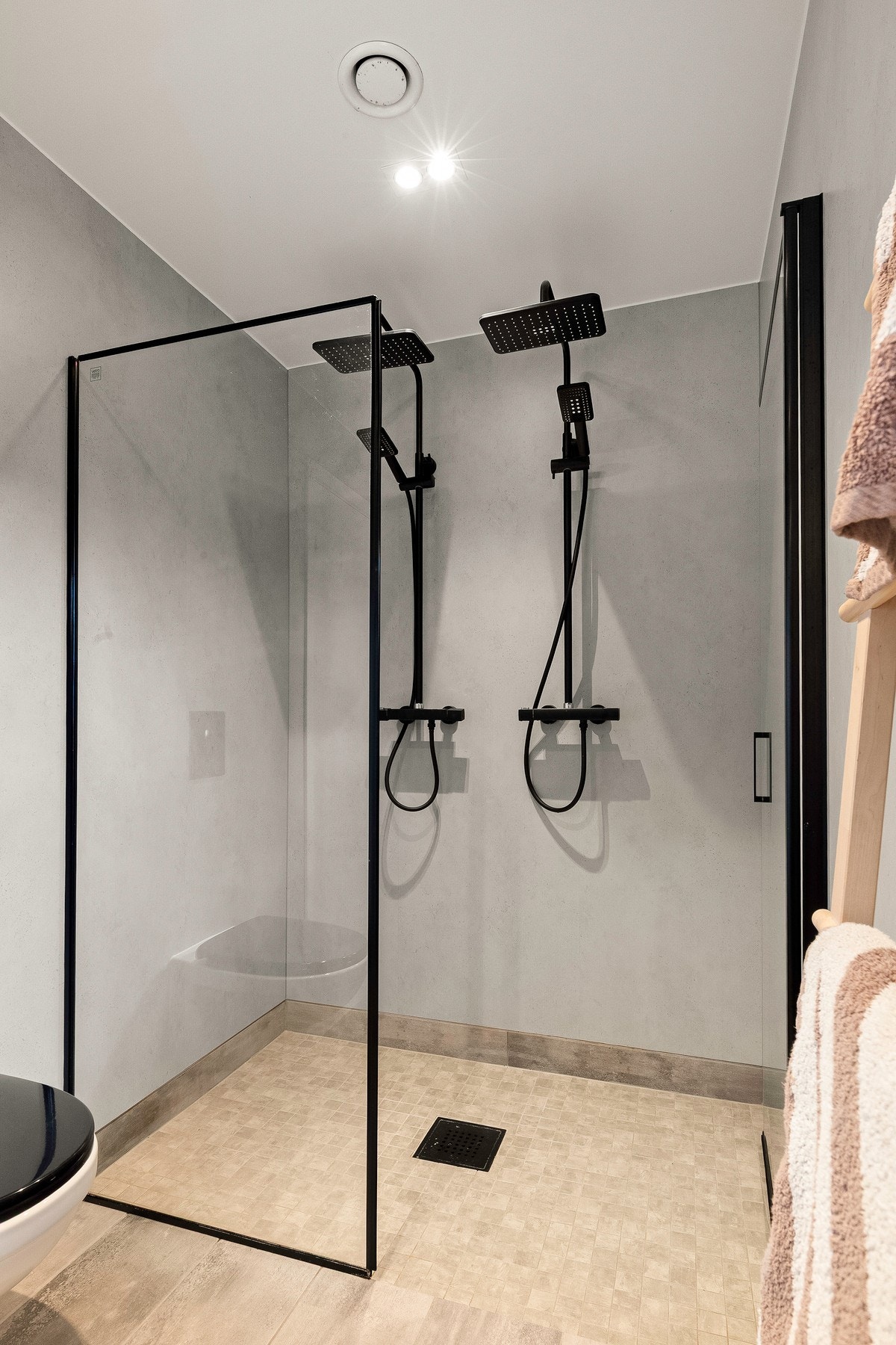 Dobbel regnfallsdusj. Varmekabler i gulv Galleribilde