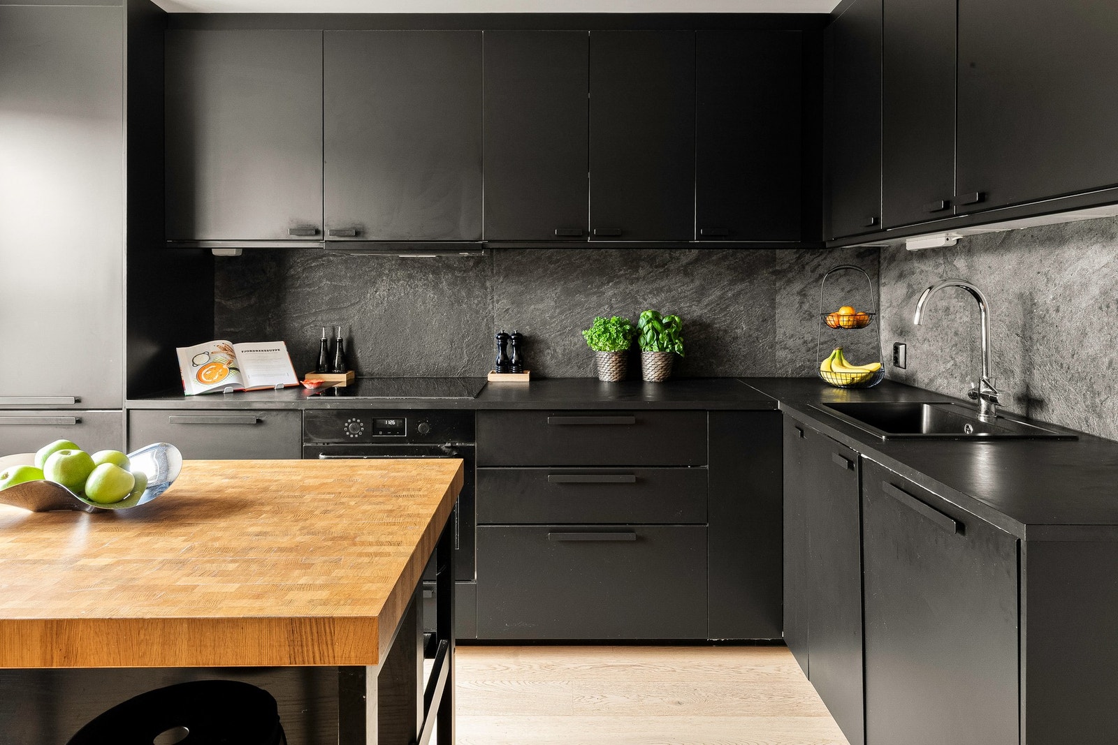 Innredning har integrerte hvitevarer og flere fine detaljer og praktiske løsninger Galleribilde