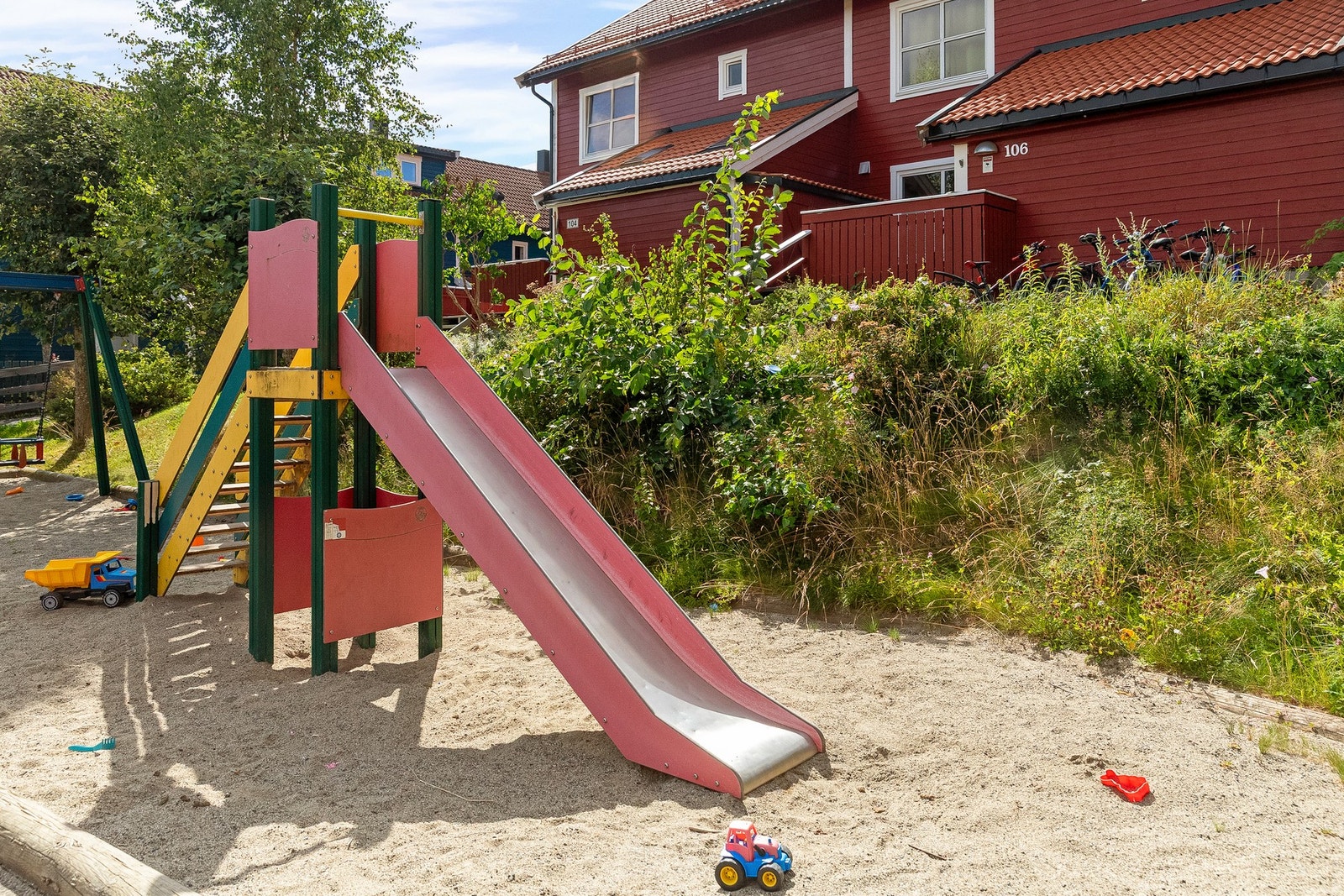 Lekeplass på tuner er perfekt for de minste beboerne Galleribilde