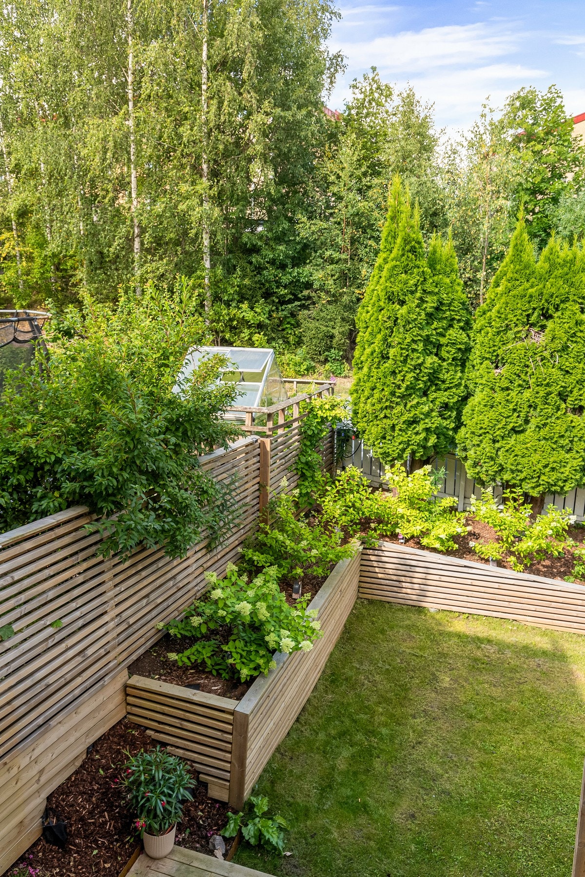 På utsiden av gjerdet er det satt opp el-bil lader som følger boligen Galleribilde