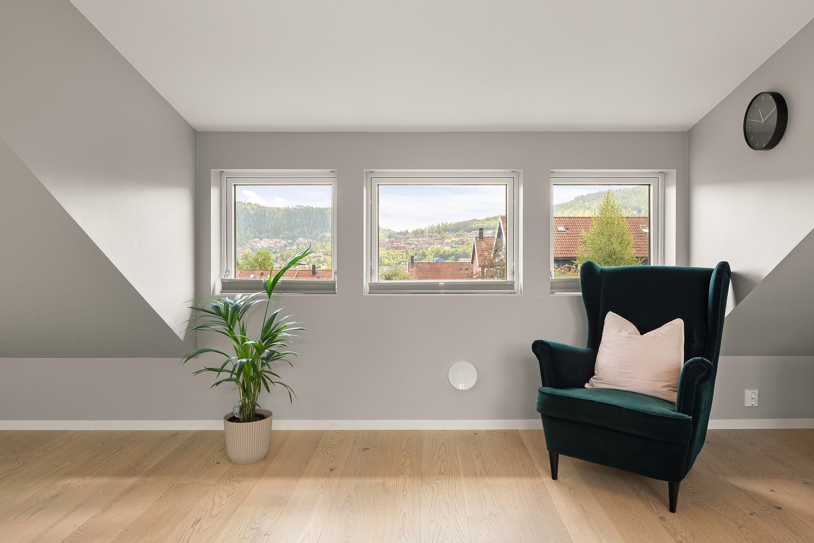 Fra loftstuen er det fint utsikt over dalen med flotte soloppganger Galleribilde