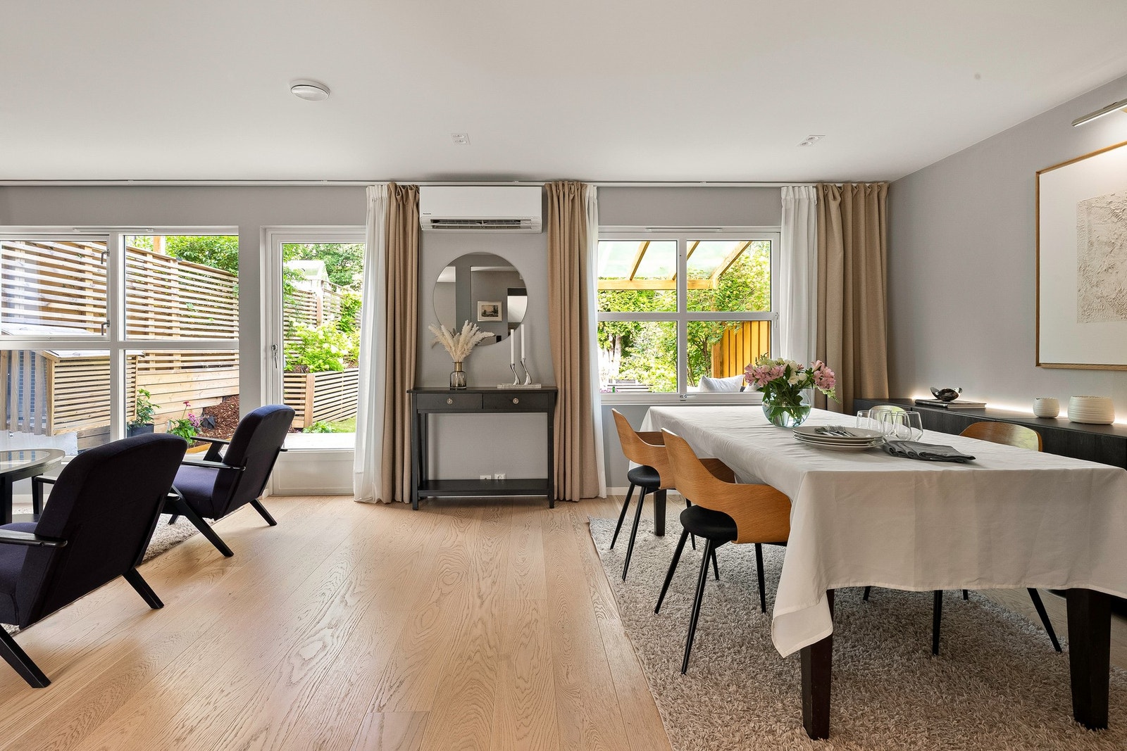 Stuen og kjøkkenet har en delvis åpne, gjennomgående løsning og er spesielt lys og trivelig Galleribilde