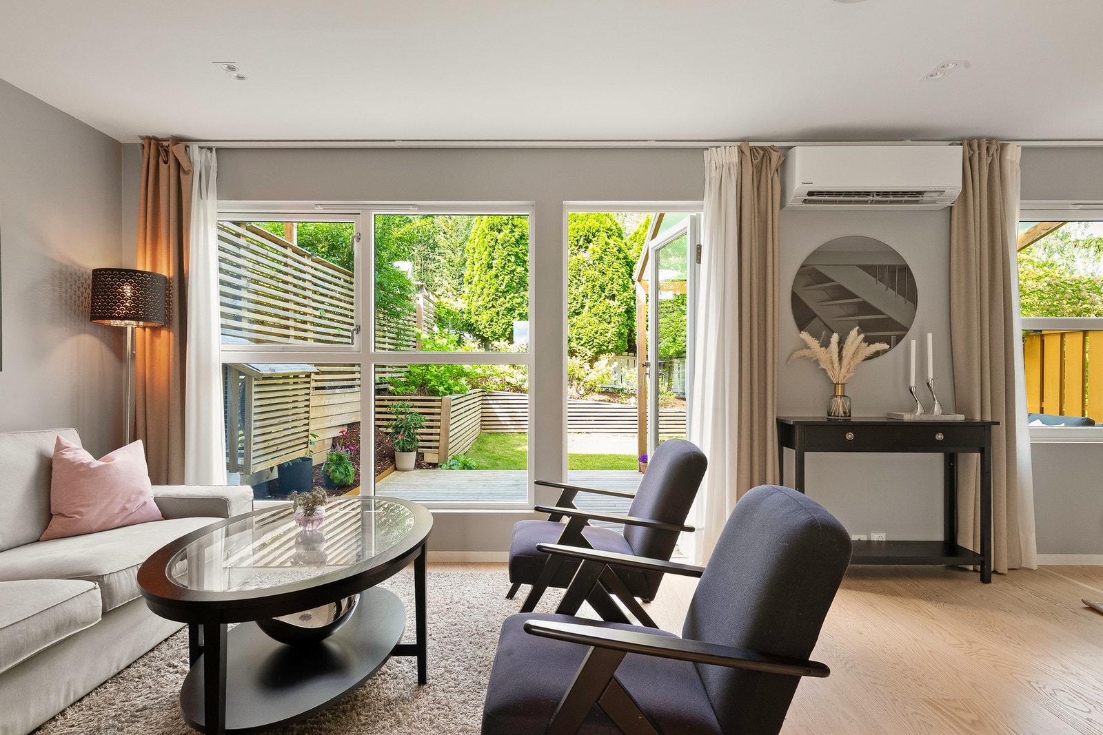 Utenfor stuen er det en fin hage med og store terrasse Galleribilde