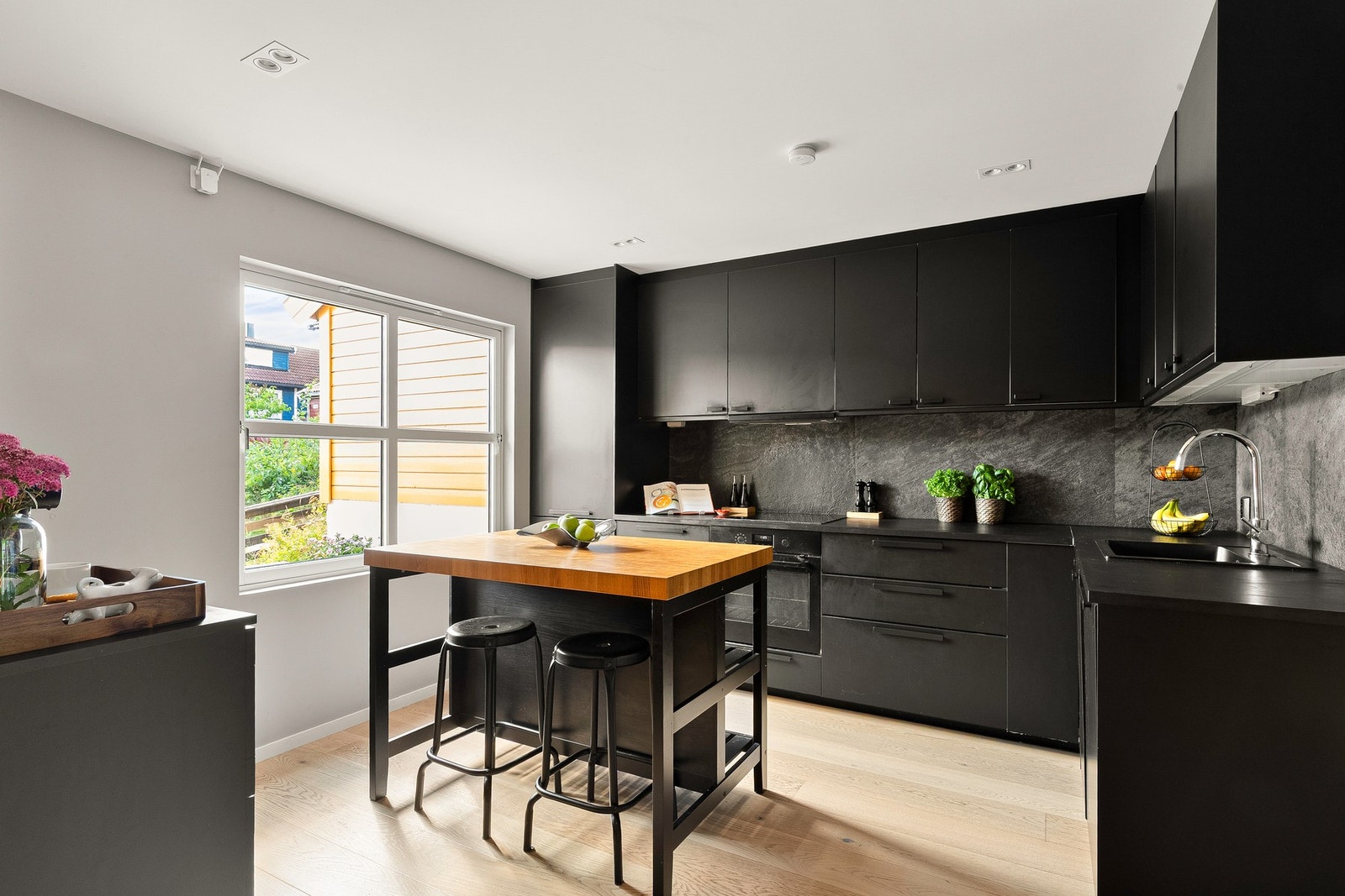 Flott kjøkken med innredning fra 2020 Galleribilde