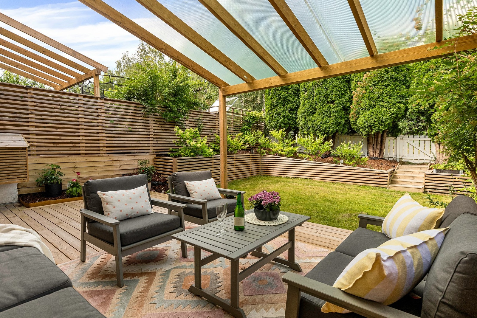 Hagen er skjermet og solrik og har fin terrasse meg pergola Galleribilde
