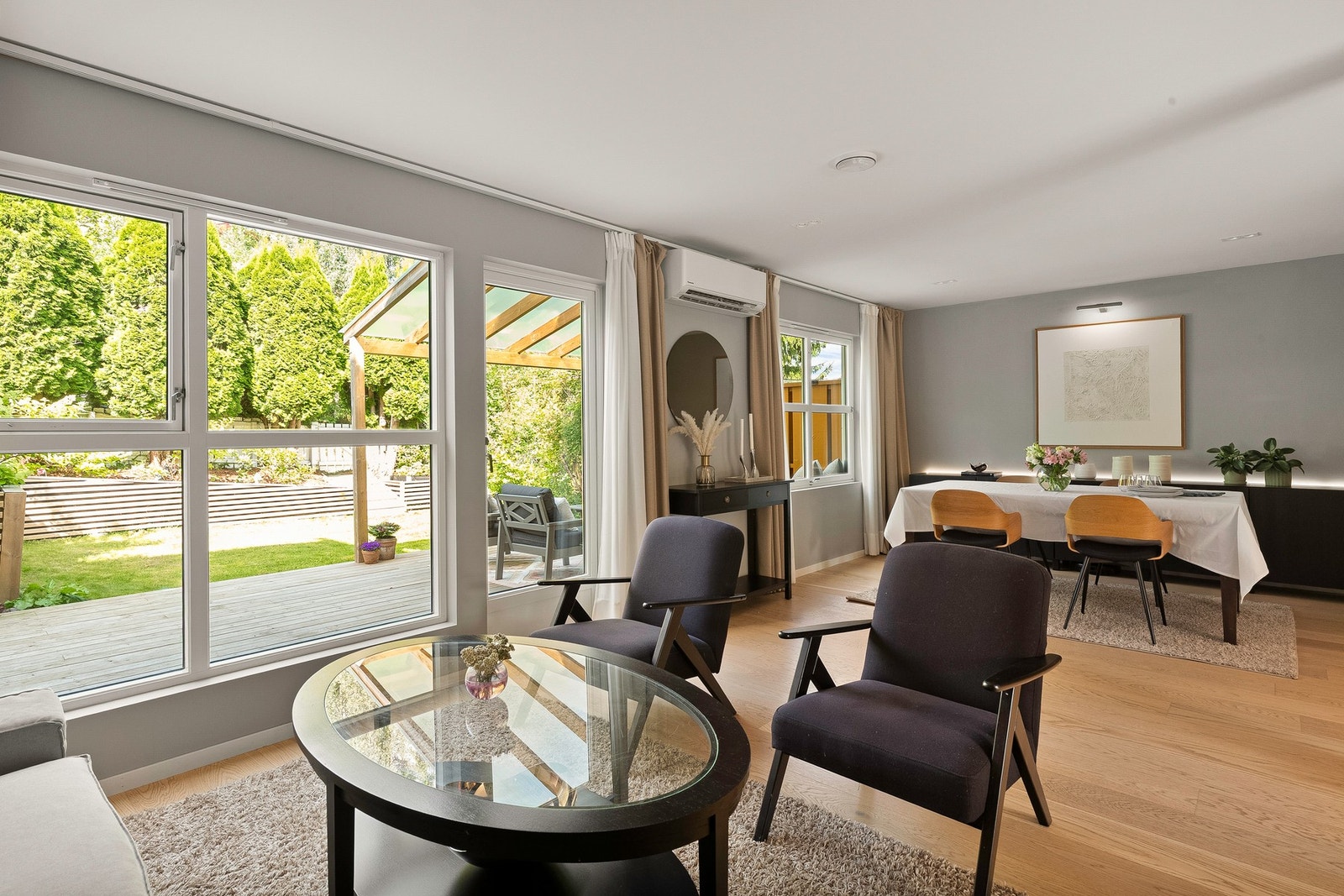 Stuen har luft til luft varmepumpe fra 2022 som gir god varme økonomi og kjøling på varme sommerdager Galleribilde