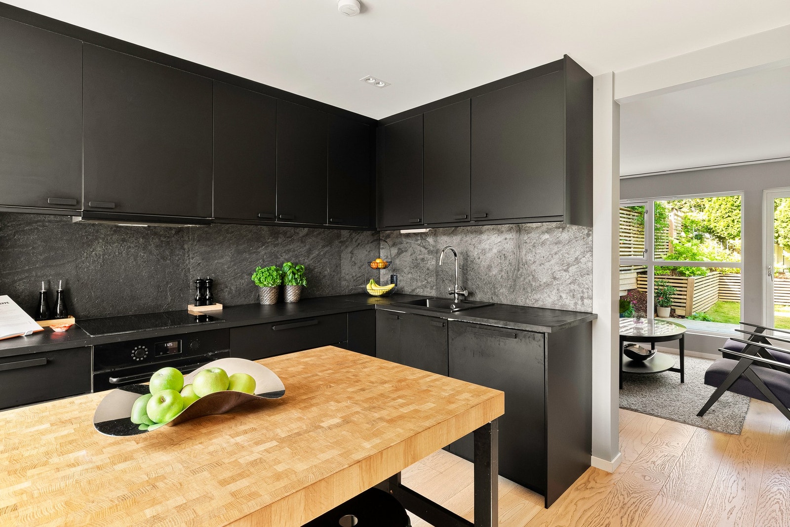 Dobble spotter i himlingen gir god belysning. Kjøkkenvifte med avtrekk ut. Galleribilde