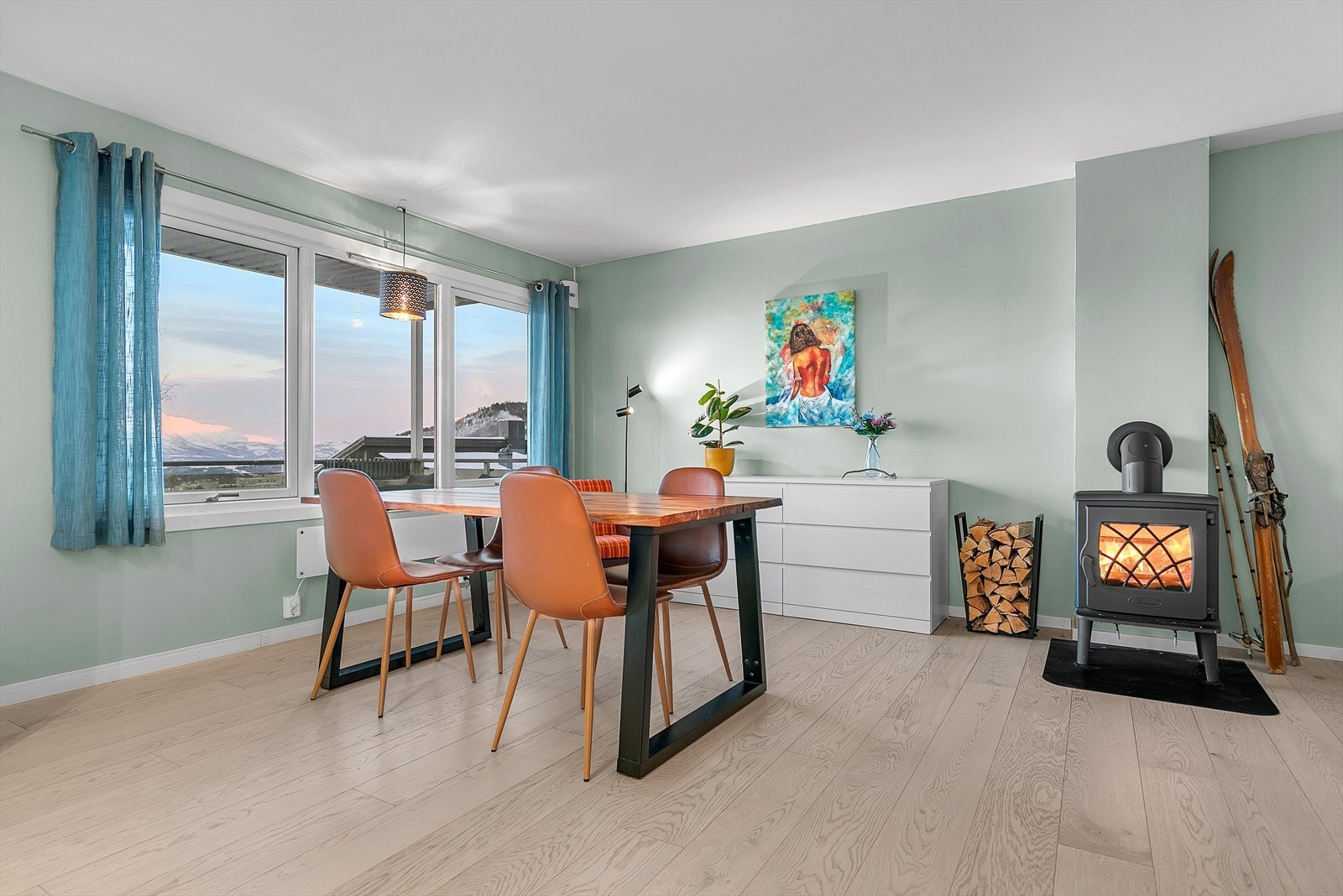 Store vinduer gir rikelig med naturlig dagslys samt en flott utsikt over Ofotfjorden og Vegglandet Galleribilde