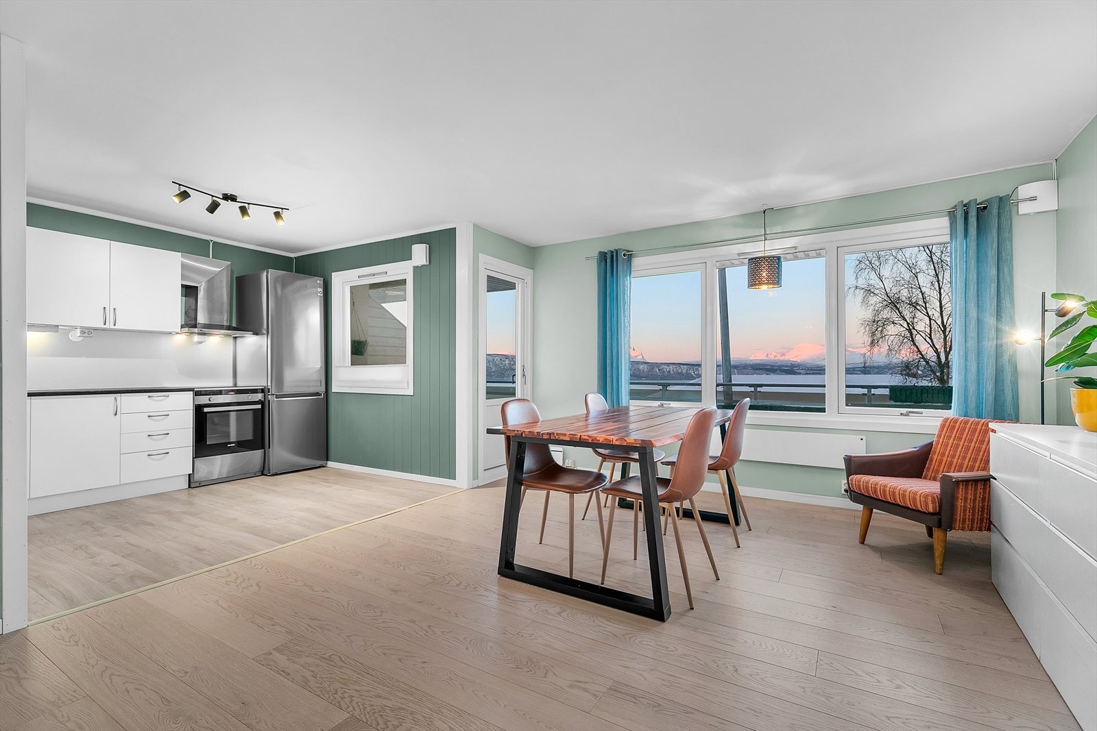 Åpen løsning mellom stue og kjøkken Galleribilde