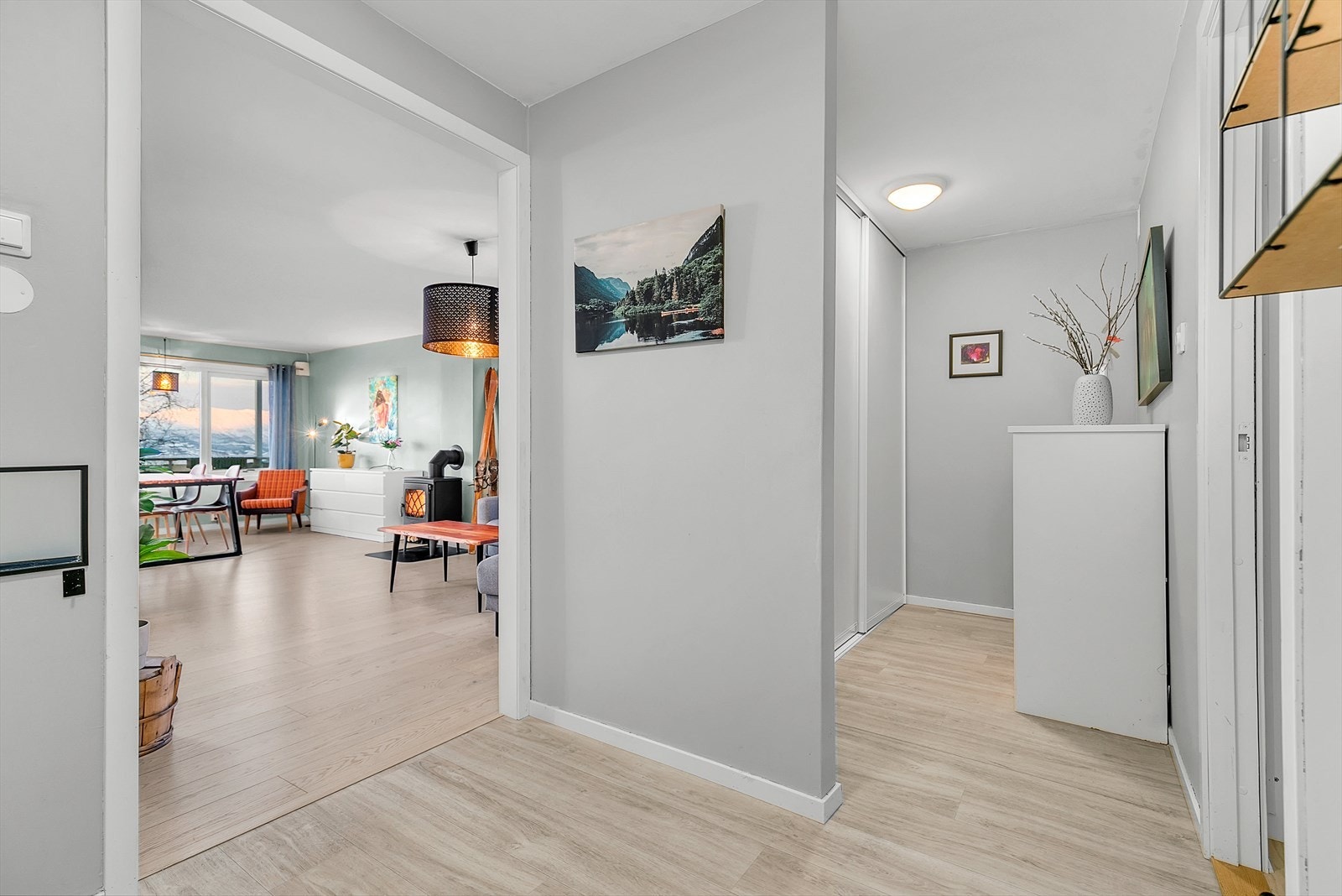 Entré med fin garderobeløsning som gir god plass for oppbevaring Galleribilde