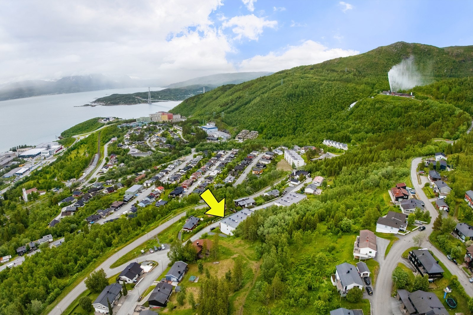 I dette området har man fantastisk utsikt, gode solforhold, nærhet til naturen og kort avstand til dagligvarebutikker og sentrum Galleribilde