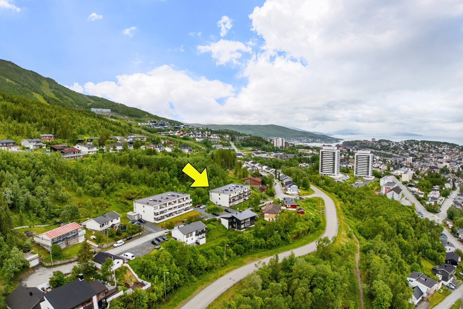 I dette området har man fantastisk utsikt, gode solforhold, nærhet til naturen og kort avstand til dagligvarebutikker og sentrum Galleribilde