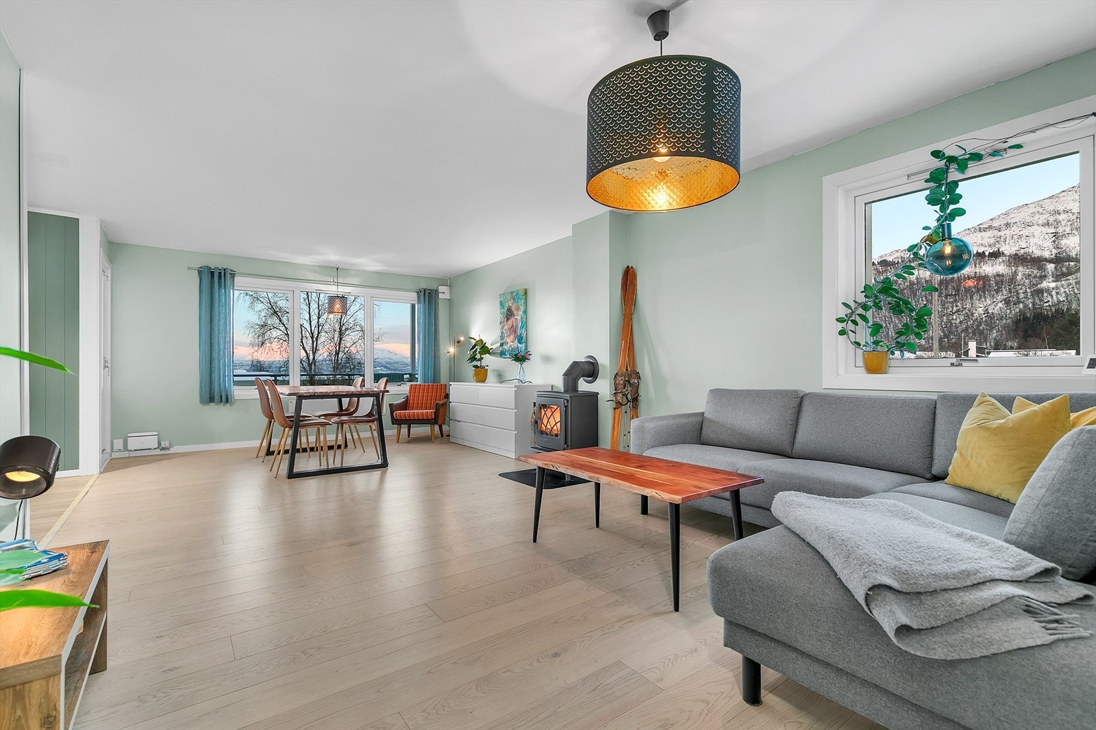 Romslig og lys stue med flere møbleringsmuligheter Galleribilde