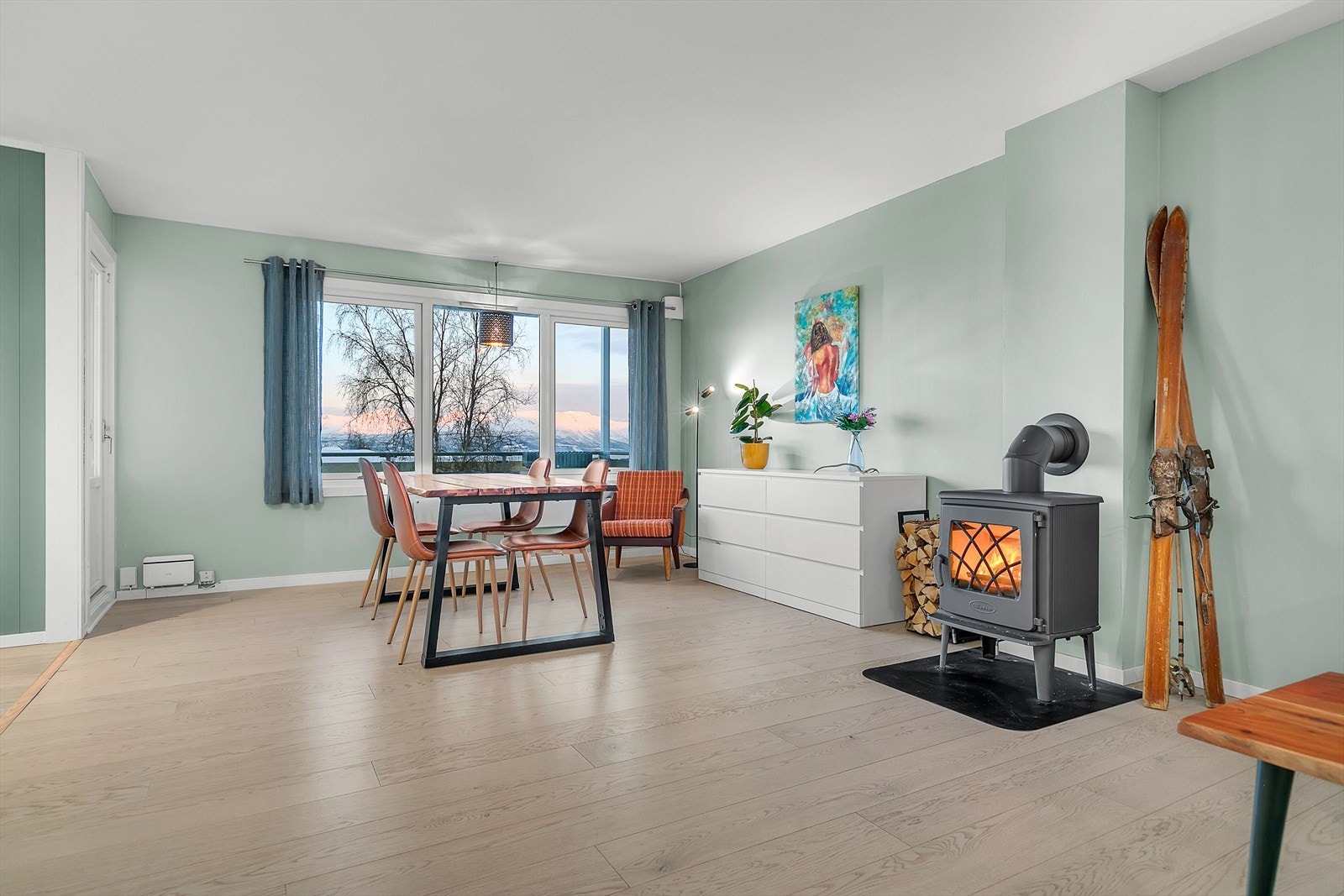 Stue med god plass til å møblere med spisegruppe Galleribilde