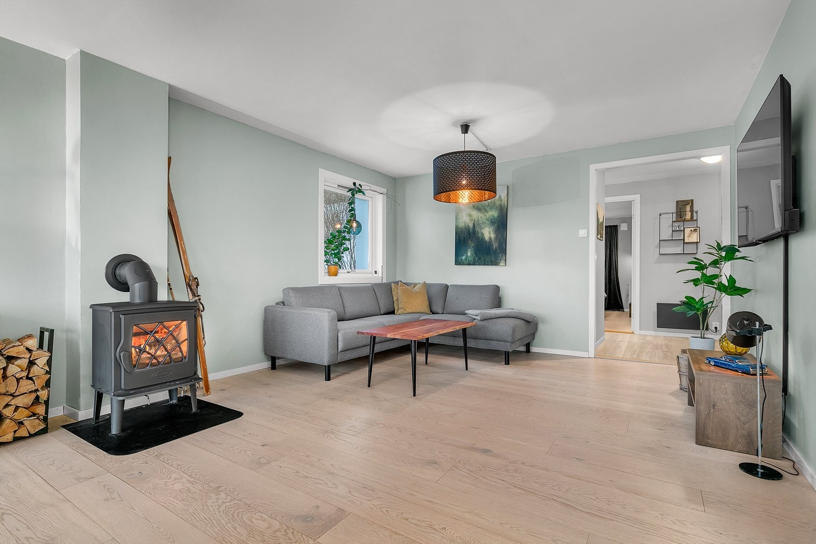 Lys og fin stue med parkett på gulv Galleribilde