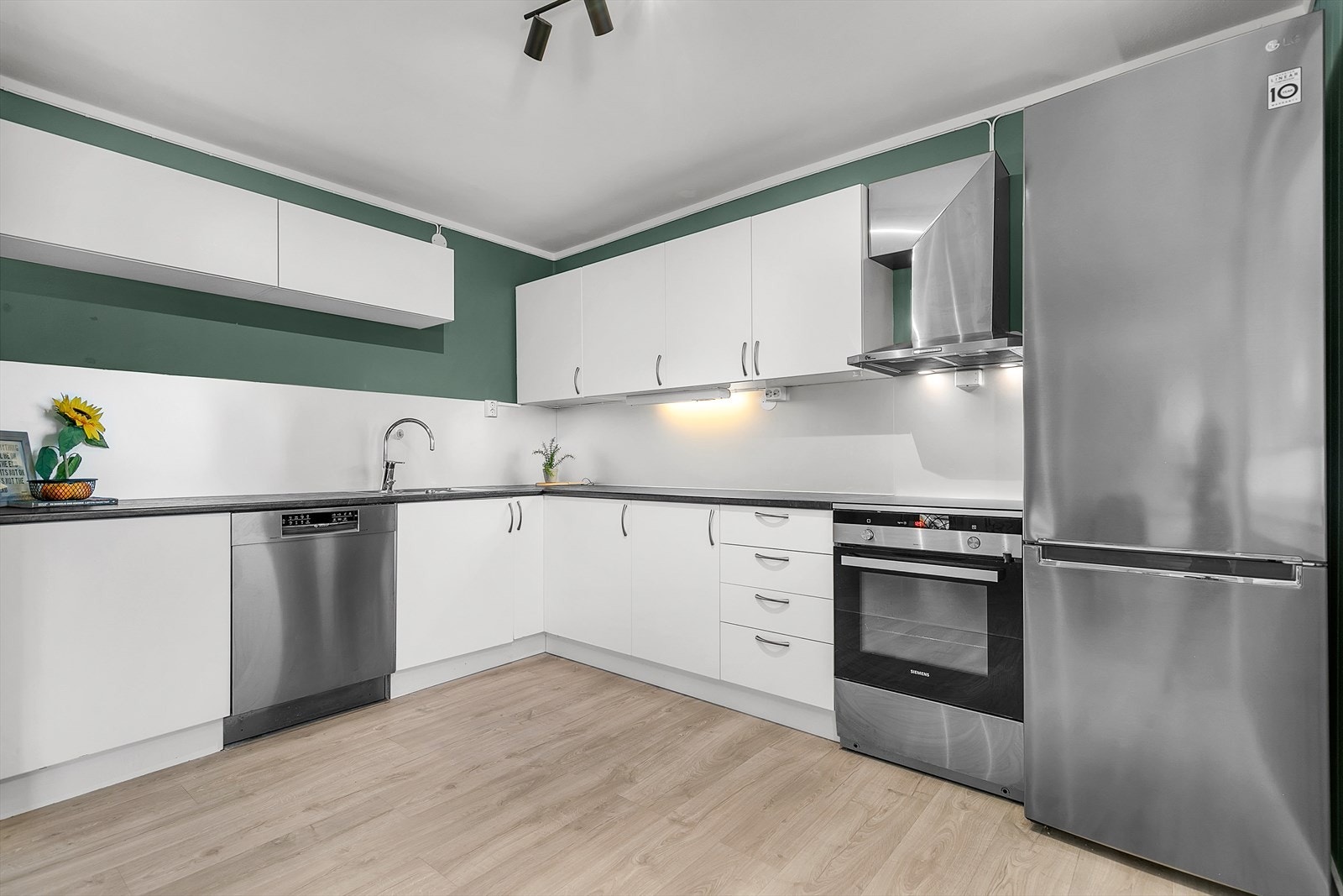 Kjøkkenet har innredning med slette fronter fra 2017 Galleribilde