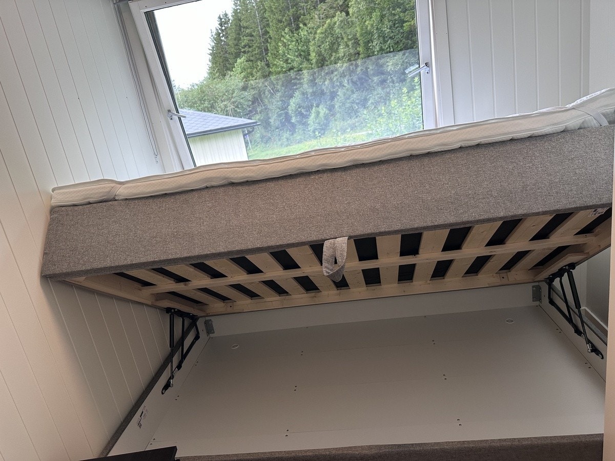 Rom 5 - Inneholder 120 seng med oppbevaring, pult med hev senk, nattbord, speil og garderobeløsning Galleribilde