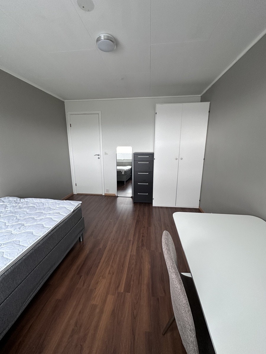 Rom 4 - Inneholder 120 seng, pult med hev senk, nattbord, speil og garderobeløsning. Galleribilde