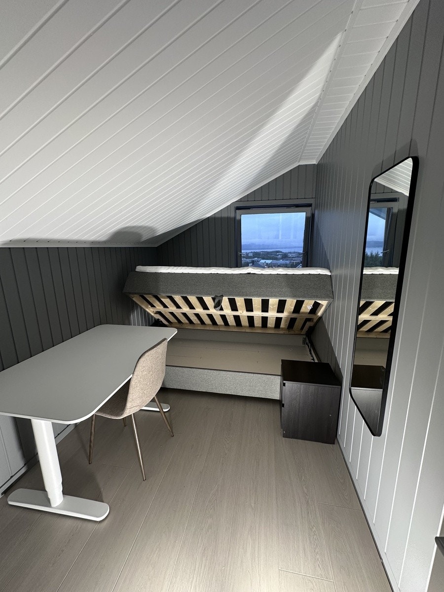 Rom 6 - Inneholder 120 seng med oppbevaring, pult med hev senk, nattbord, speil og kommonde. Galleribilde