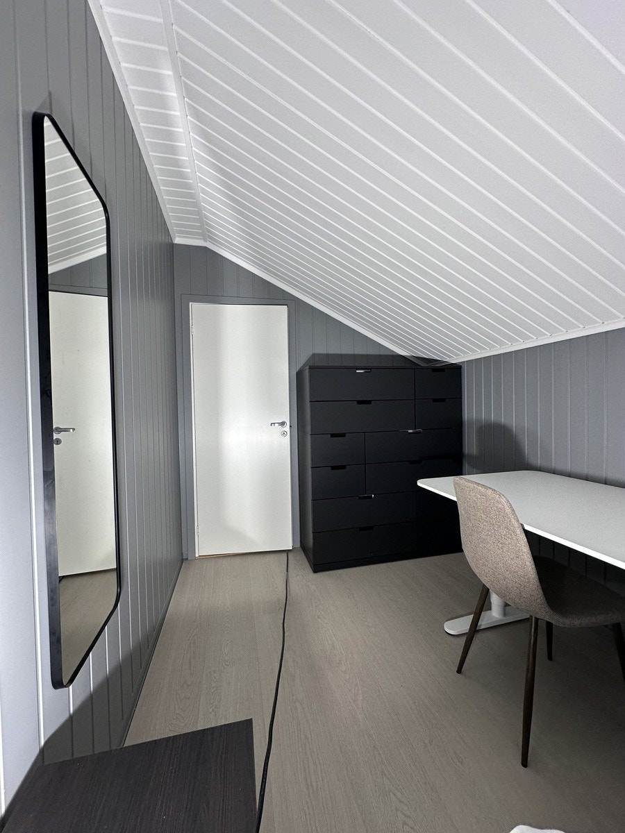 Rom 6 - Inneholder 120 seng med oppbevaring, pult med hev senk, nattbord, speil og kommonde. Galleribilde