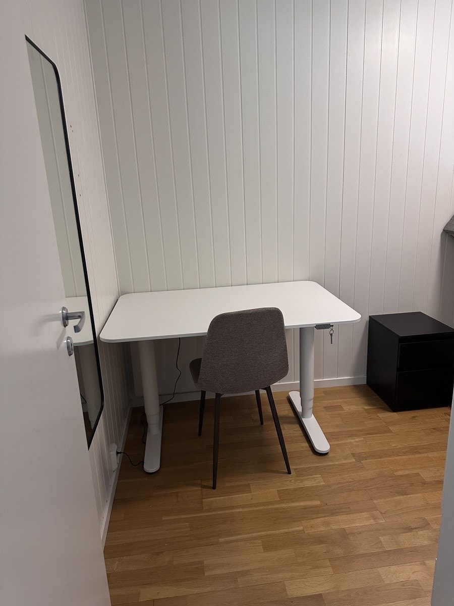 Rom 5 - Inneholder 120 seng med oppbevaring, pult med hev senk, nattbord, speil og garderobeløsning Galleribilde