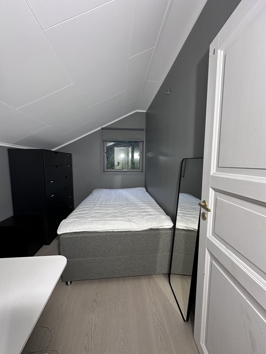 Rom 8 - Inneholder 120 seng med oppbevaring, pult med hev senk, nattbord, speil og kommonde. Galleribilde