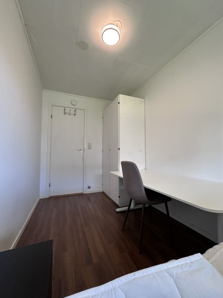 Rom 2 - Inneholder 120 seng, pult med hev senk, nattbord, speil og garderobeløsning Galleribilde