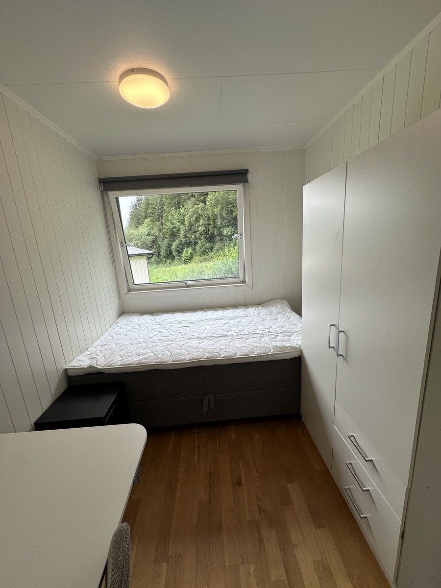 Rom 5 - Inneholder 120 seng med oppbevaring, pult med hev senk, nattbord, speil og garderobeløsning Galleribilde