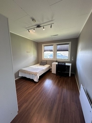 Rom 1 - Inneholder 120 seng, pult med hev senk, nattbord, speil og kommonde. Galleribilde