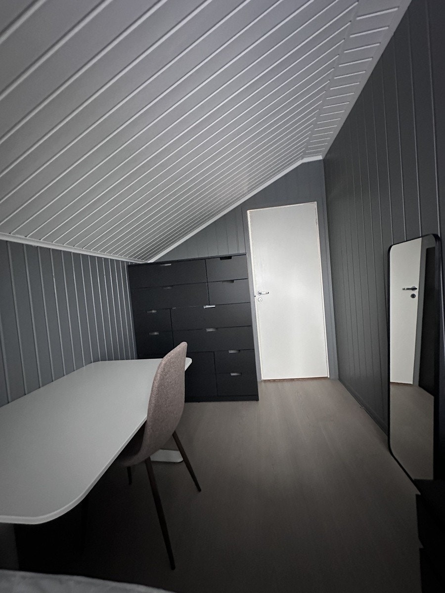 Rom 7 - Inneholder 120 seng med oppbevaring, pult med hev senk, nattbord, speil og kommonde. Galleribilde