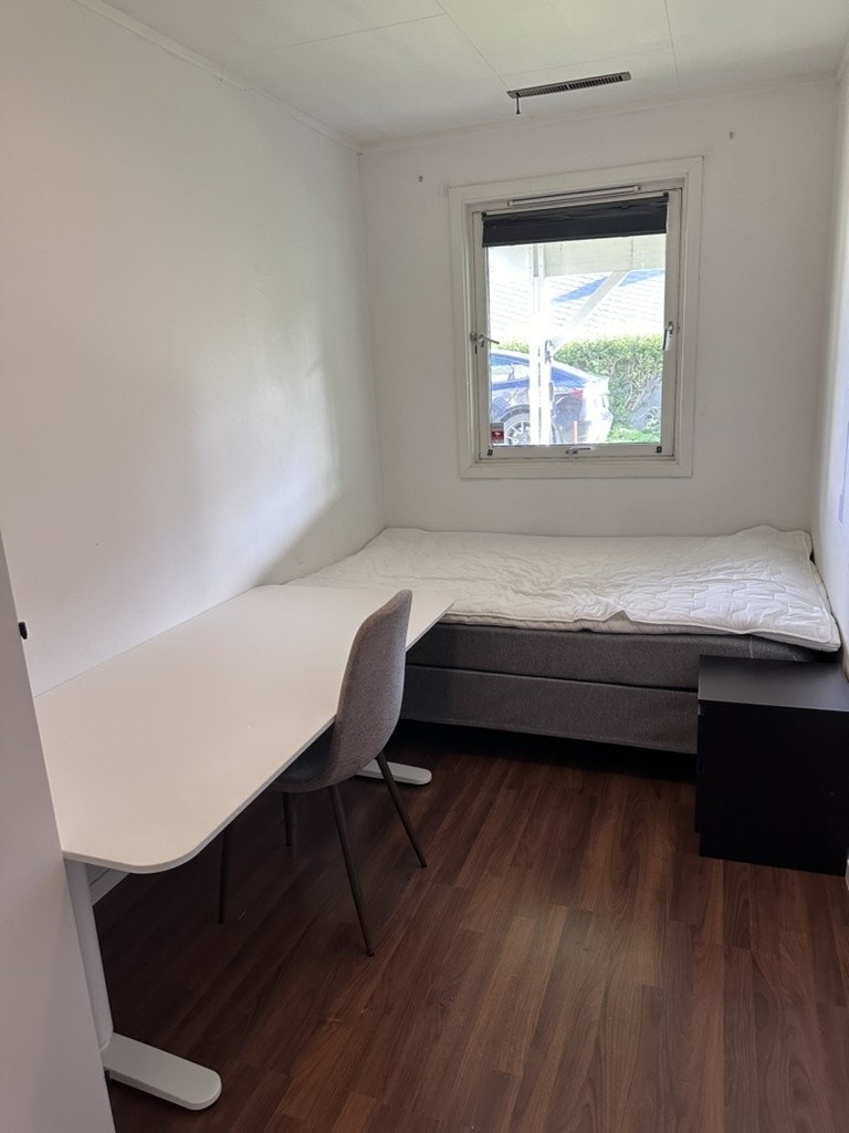 Rom 2 - Inneholder 120 seng, pult med hev senk, nattbord, speil og garderobeløsning Galleribilde