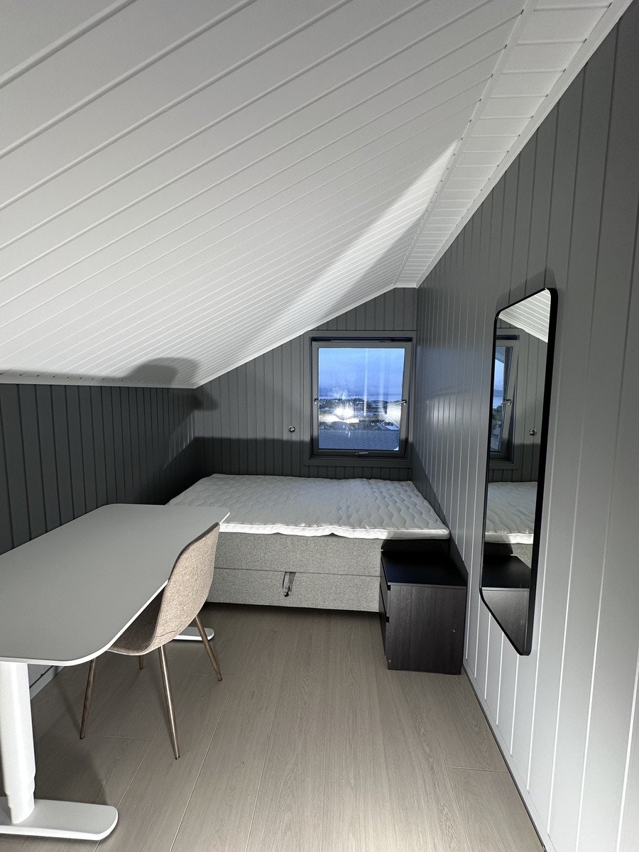 Rom 6 - Inneholder 120 seng med oppbevaring, pult med hev senk, nattbord, speil og kommonde. Galleribilde