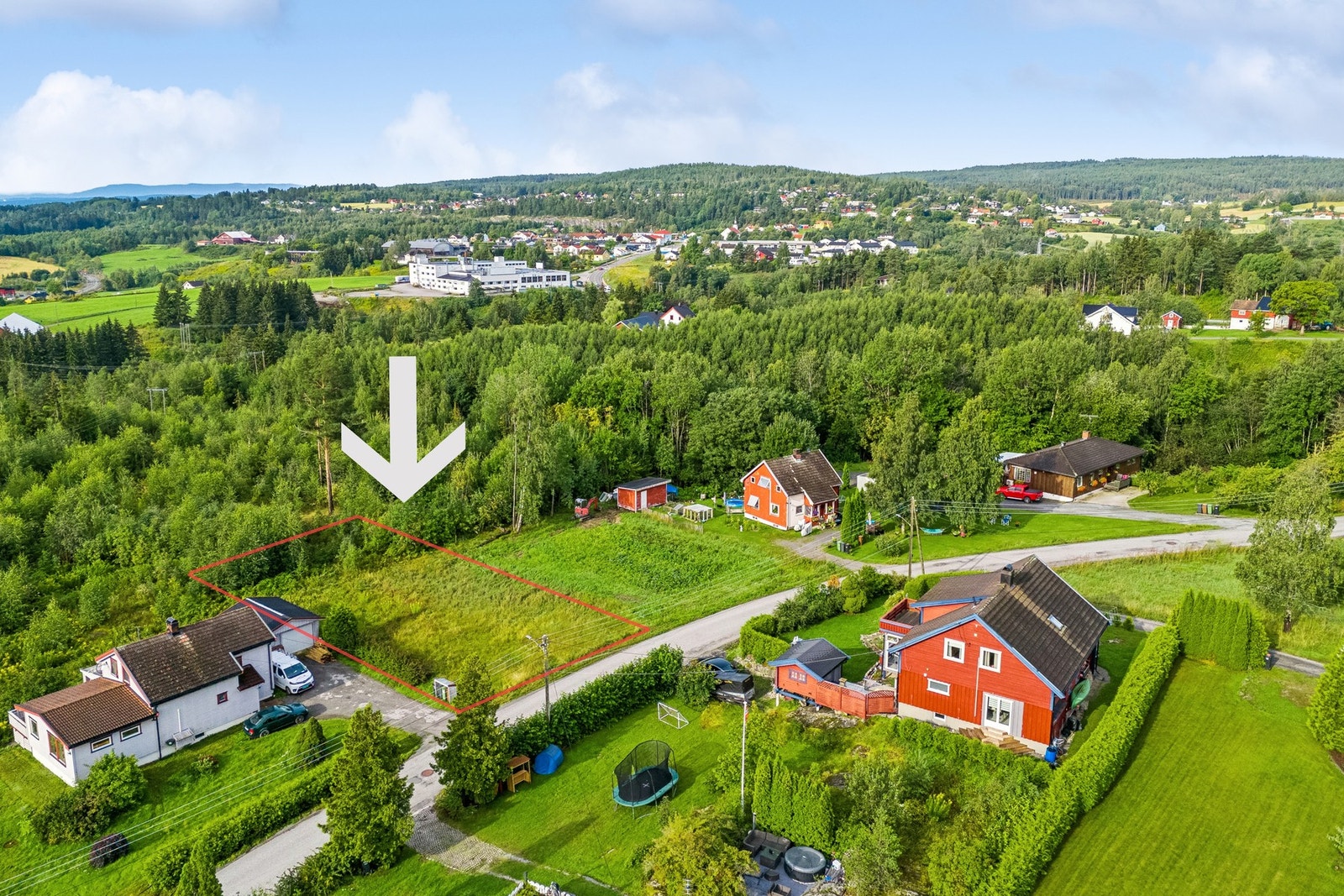 Eiendommen ligger i et uregulert område som i kommuneplanens arealdel er avsatt til boligformål, og kommunen har i e-post bekreftet at tomten kan bebygges. Kjøper må sende inn byggesøknad og få godkjennelse før bygging. (Grensene er en illustrasjon og er Galleribilde