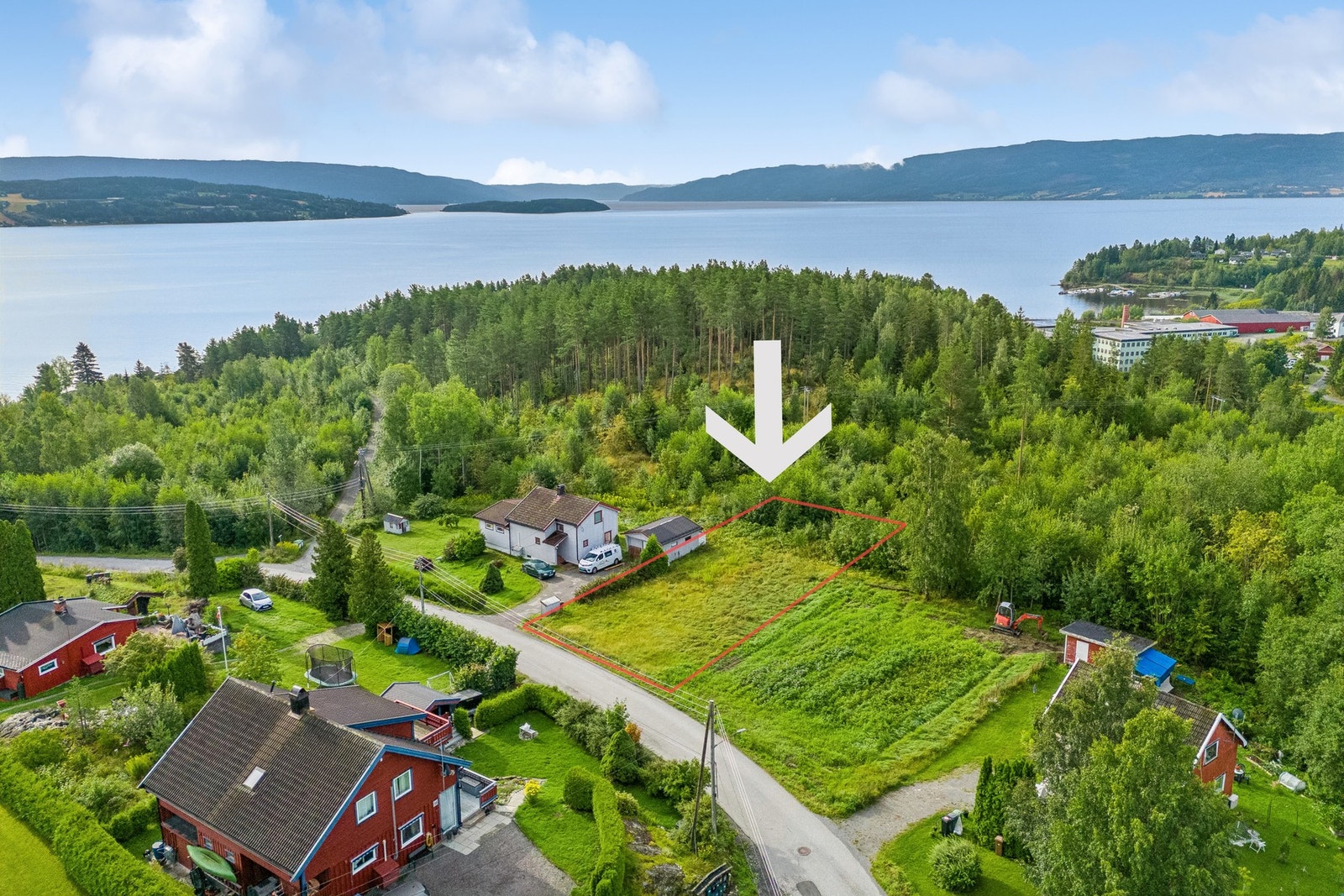 Tomten ligger attraktivt til i Støaveien på Tyristrand med utsyn til Tyrifjorden.
(Grensene er en illustrasjon og er ikke nøyaktig.) Galleribilde