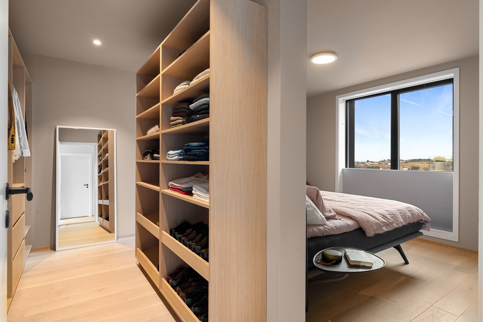 Stort hovedsoverom med en flott stedbygd garderobe i eik Galleribilde
