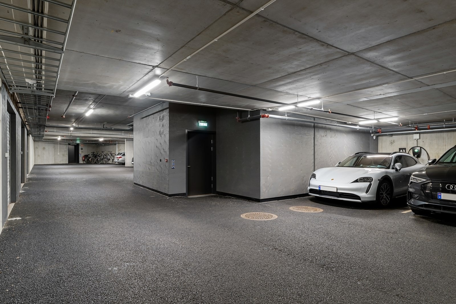 Innvendig garasje med fast oppstillingsplass Galleribilde