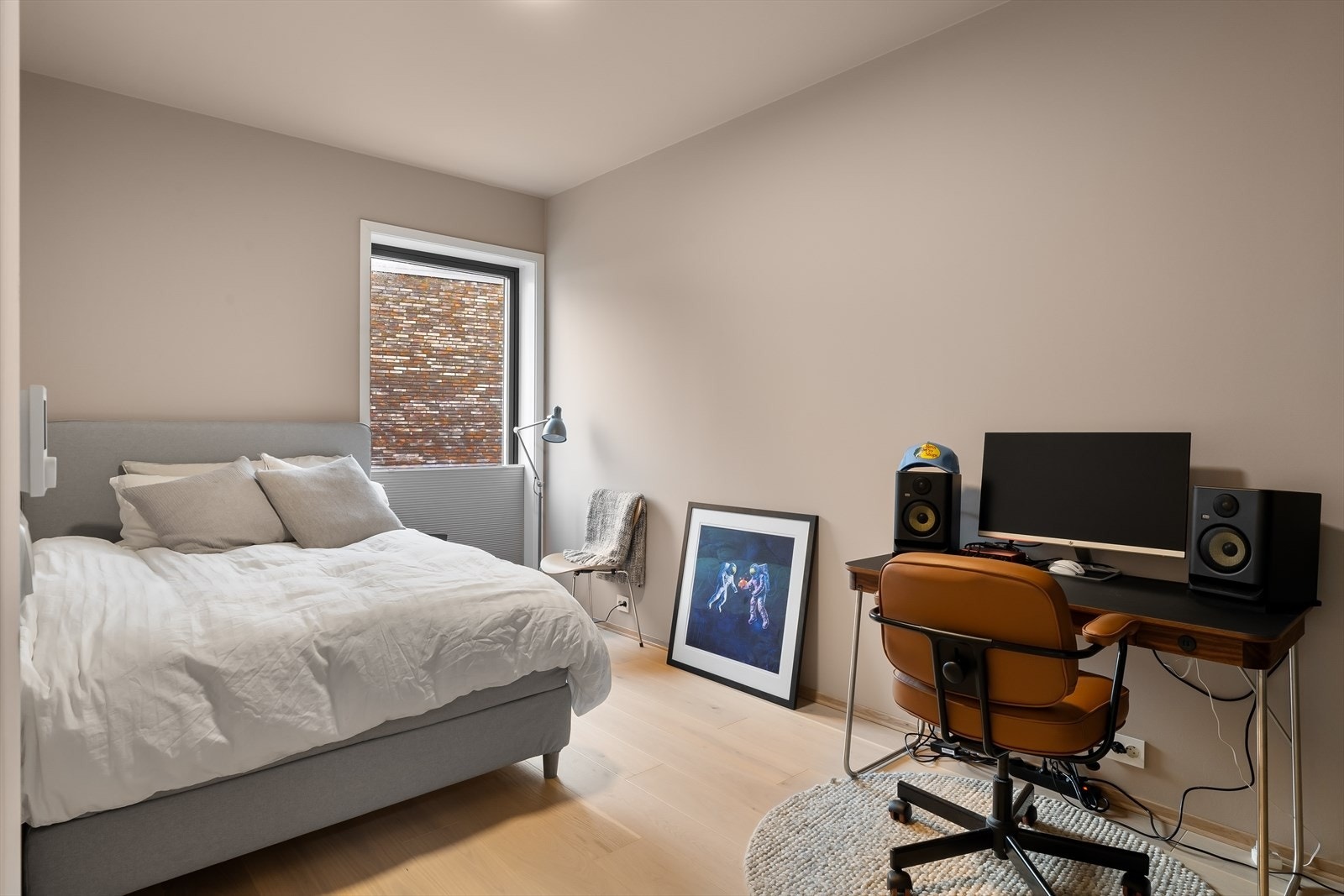 Romslig soverom 2 med plass til både skrivepult og garderobe Galleribilde