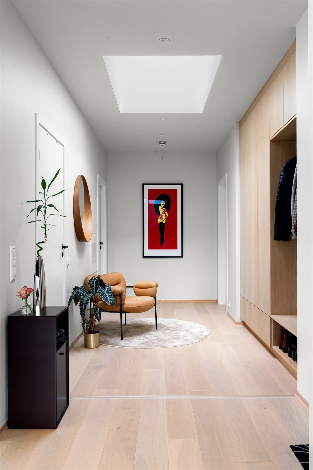 Velkommen inn, stor gang med innholdsrik garderobe Galleribilde