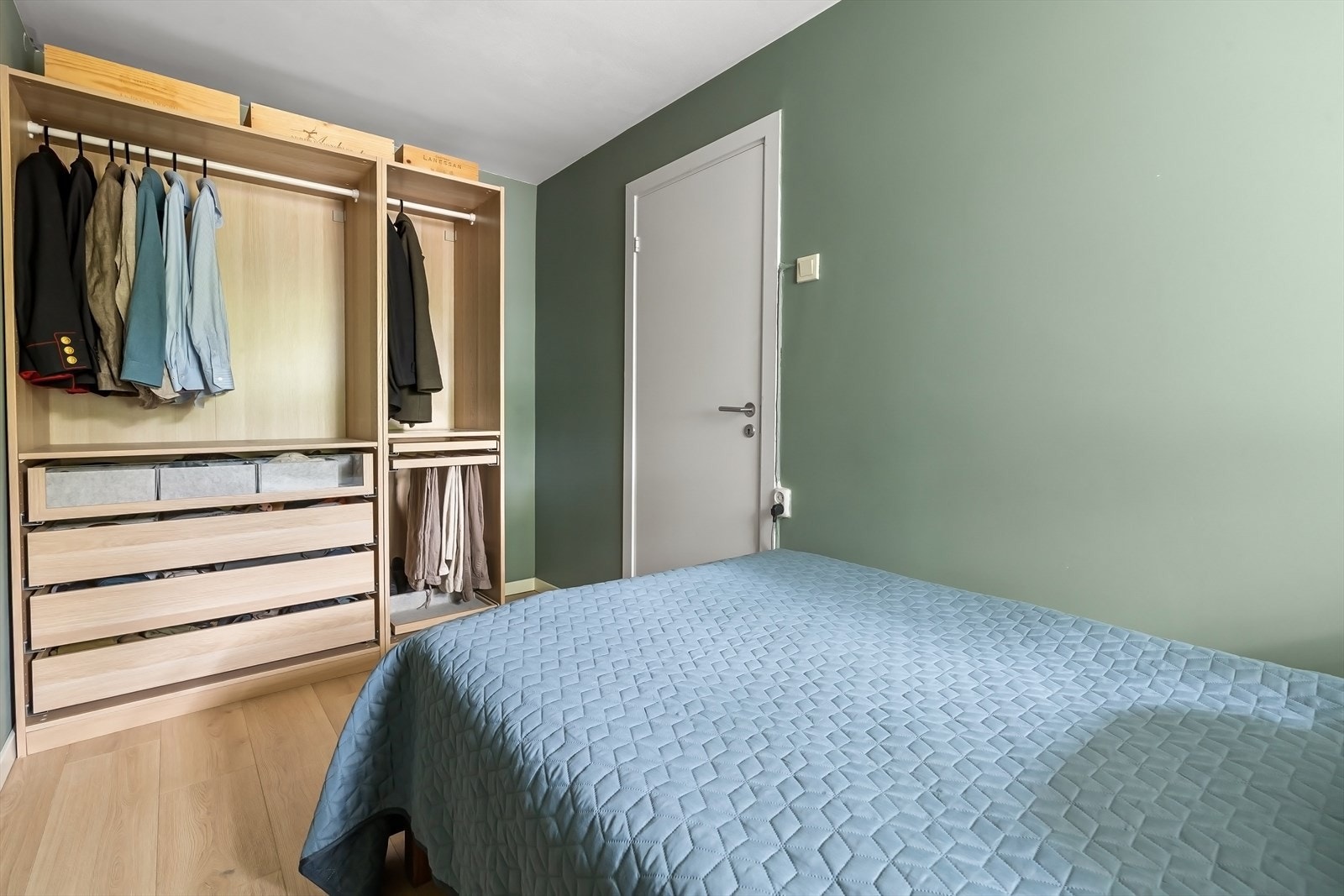 Rikelig med plass for garderobe. Galleribilde