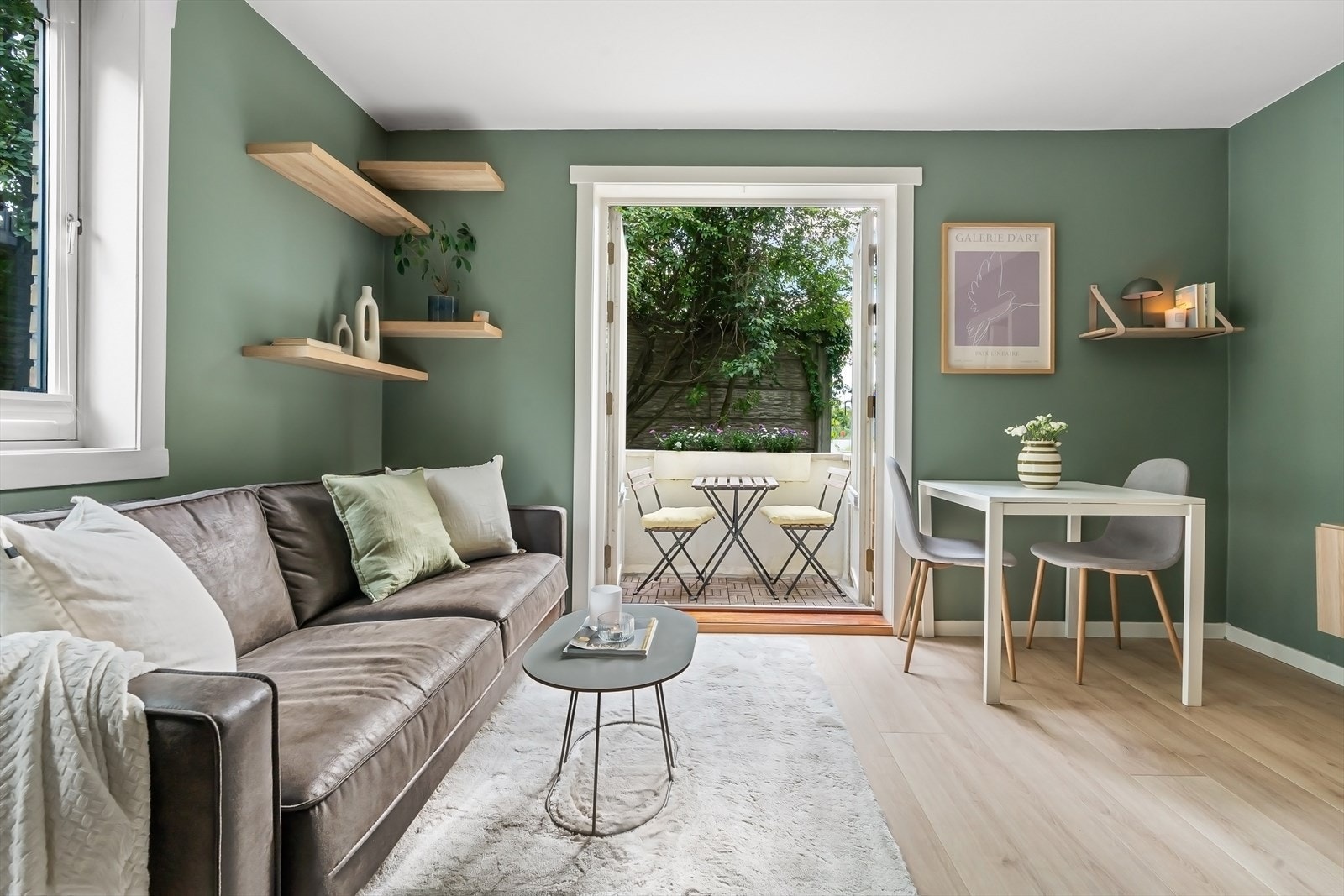 Leiligheten har god planløsning og vinduer fra to kanter som slipper inn rikelig med naturlig lys. Galleribilde